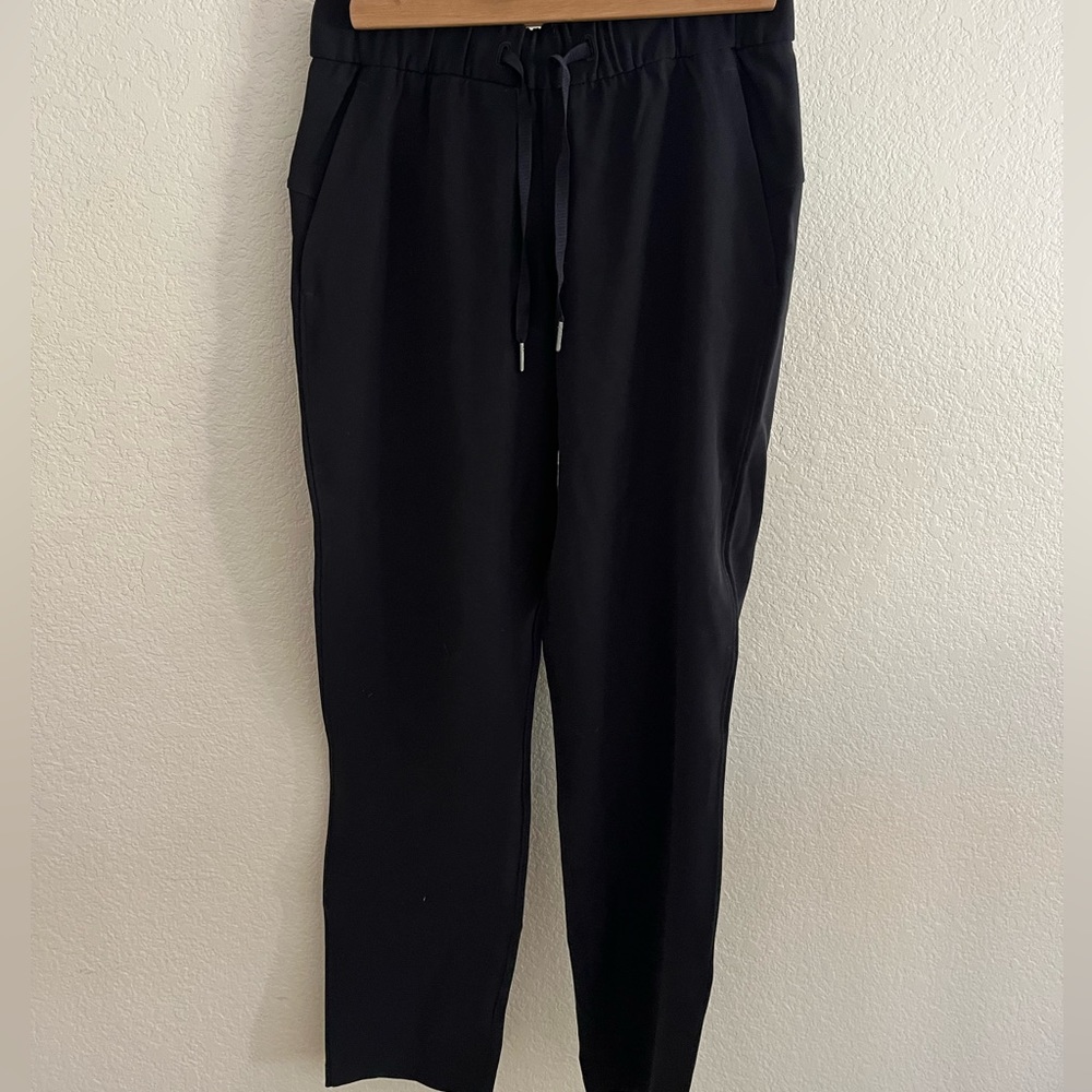 Lululemon tapered leg mid rise jogger/trouser. Black size 4. 7/8 front tie pant.